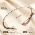 Edler Edelstahl Armreif mit Kugelenden, offenes Design, wasserdicht und hypoallergen. - Silber mit Abstandsstruktur