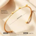 Goldfarbenes Edelstahl Offener Armreif mit runden Perlen minimalistischer Schmuck - Gold Drei Perlen