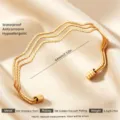 Mehrsträngiges goldenes Edelstahl-Armband mit Wellen-Design, minimalistischer offener Reif. - Gold Drelagige Textur