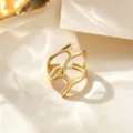 Anillo abierto minimalista de acero de titanio dorado con diseño irregular, joya elegante. - Anillo Hueco / Dorado