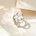 Anillo abierto de acero de titanio geométrico plateado, joyería de diseño líquido minimalista. - Anillo Hueco / Plateado