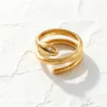Anillo de serpiente de acero de titanio dorado, banda abierta ajustable con brillantes estrases. - Anillo de Serpiente con Estrás / Dorado