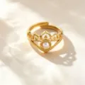 Anillo abierto dorado de corona con perla, elegante joya con diseño de corazón geométrico. - Anillo de Perla de Corona / Dorado