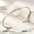 Edelstahl Armreif mit funkelnden Perlen, minimalistisches offenes Design, wasserdicht, elegant. - Silber Fünf Perlen