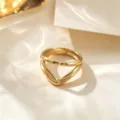 Anillo abierto de acero de titanio dorado, diseño geométrico de doble capa en V, variante elegante. - Anillo en V Calado / Dorado