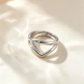Anillo abierto geométrico de acero inoxidable para mujer joyería plateada minimalista - Anillo en V Calado / Plateado