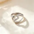 Anillo abierto minimalista de acero de titanio, diseño fluido irregular color plata. - Anillo de Corazón Hueco / Plateado
