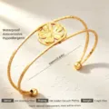 Stilvoller goldener Edelstahl Armreif mit Blume, verstellbare offene Manschette für Damen. - Goldene fünfblättrige Blume