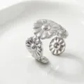 Anillo abierto minimalista de acero inoxidable margarita, joyería de plata para mujer. - Anillo de pétalos de flores / Plateado