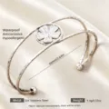 Edler Edelstahl Armreif offener Armreif mit Blumenmotiv und Kugelenden in Silberoptik. - Silberne fünfblättrige Blume