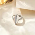 Anillo abierto irregular minimalista de acero de titanio para mujer, joya de moda - Anillo de Forma de Abanico / Plateado