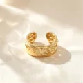 Anillo abierto de acero de titanio dorado con motivo de mariposa, joya elegante y chic. - Anillo de Lazo / Dorado