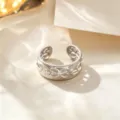 Anillo abierto minimalista de acero titanio con diseño de trébol chic, joya elegante. - Anillo de Lazo / Plateado