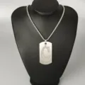 Vista detallada de un collar de acero inoxidable con colgante de letra C grabada. - Letra C