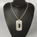 Collar con colgante de placa militar letra D de acero inoxidable estilo urbano - Letra D