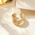 Anillo abierto de acero dorado en V, joya de dedo elegante con textura geometrica minimalista. - Anillo de Textura en V / Dorado