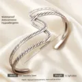 Minimalistisches Edelstahl offenes Wellen Armband, silbernes Finish, verstellbare Größe. - Silber Doppel-Z-Welle
