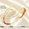 Goldenes Edelstahl Armreif mit wellenförmigem Design, wasserdicht und hypoallergen. - Gold Z-Form Einseitig