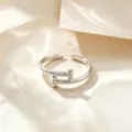 Anillo abierto minimalista de acero de titanio con cuentas, anillo geométrico elegante. - Anillo en T / Plateado