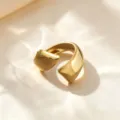 Anillo abierto dorado grueso para mujer, joyería minimalista geométrica de acero titanio. - Anillo Espejo Cruzado / Dorado