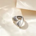 Anillo abierto minimalista de acero de titanio para mujer, joya de plata hidráulica geométrica. - Anillo Espejo Cruzado / Plateado