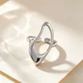 Anillo abierto de acero de titanio plateado, diseño abstracto único para moda diaria. - Anillo Hueco / Plateado