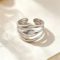 Anillo abierto de acero de titanio plateado, diseño multicapa geométrico minimalista, elegante. - Anillo de Triple Capa / Plateado