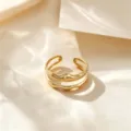 Anillo abierto dorado de doble banda minimalista con diseño ondulado para uso diario. - Anillo de Doble Capa / Dorado