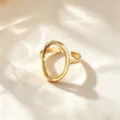 Anillo abierto ovalado irregular dorado, joyería geométrica minimalista de acero. - Anillo Ovalado Calado / Dorado