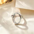 Anillo abierto de acero de titanio plateado con un diseño ovalado geométrico hueco. - Anillo Ovalado Calado / Plateado