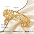 Klobiges goldenes Edelstahl Armband mit Herzanhänger und trendigem Spiral-Design. - Gold C-Form Herz