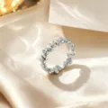 Anillo abierto de acero de titanio plateado, diseño geométrico segmentado minimalista. - Anillo Ovalado Entrelazado / Plateado