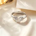 Anillo abierto de acero de titanio plateado con diseño de manos, joya minimalista. - Anillo / Plateado