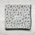 Gedetailleerd uitzicht op de vintage katoenen zakdoek met een prachtige kanten rand. - 2#