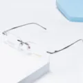 Vue détaillée d'une monture de lunettes sans cadre en titane avec des branches métalliques. - Argent Blanc