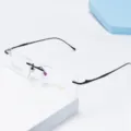 Détail de monture de lunettes en titane sans bord, verres taillés en diamant, élégant. - Noir