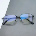 Détail de lunettes de vue professionnelles en métal pour hommes, titane carré léger. - Noir Brillant