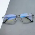 Gros plan detaille de la monture de lunettes de vue metallique pour homme de forme carree. - Gris Fusil