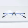 Gros plan détaillé de lunettes polygonale sans monture avec branches noires et verres clairs. - Noir