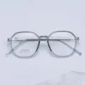 Primer plano detallado de una montura de gafas óptica de titanio poligonal moderna. - Gris Transparente