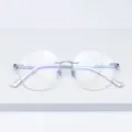Gros plan detail de monture de lunettes de createur sans contour en argent taille diamant. - Argent Blanc