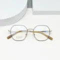 Nahaufnahme des polygonalen Titan-Brillengestells, leichte optische Brille für den Alltag. - Schwarz & Gold