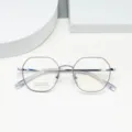 Detailansicht der vintage multifazetten Titan optischen Brille mit klaren Testgläsern. - Kaffee Silber
