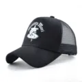 Gros plan détaillé de la casquette trucker noire avec imprimé crâne gothique et dos en filet aéré. - Taille unique / A109-BK+BK