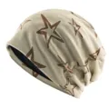 Vue détaillée d'un bonnet slouchy en tricot à motif d'étoiles stylé pour femmes et hommes. - Taille unique / Étoile à cinq branches - beige