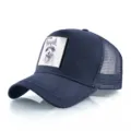 Vue détaillée du patch avant de la casquette trucker en mesh, avec broderie raton laveur et tissu. - Réglable / Bleu foncé