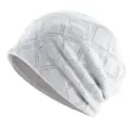 Vue détaillée d'un bonnet slouchy en tricot blanc avec une texture en résille losangée. - Taille unique / Blanc Cassé