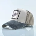 Vue détaillée d'une casquette de camionneur vintage délavée avec patch animal brodé. - Gris