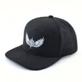 Casquette plate noire avec logo d'aile et trous respirants pour les sports de plein air. - Réglable / Noir