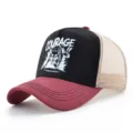 Gros plan détaillé de la casquette trucker stylée avec motif de loup et empiècements mesh. - Réglable / Bordeaux